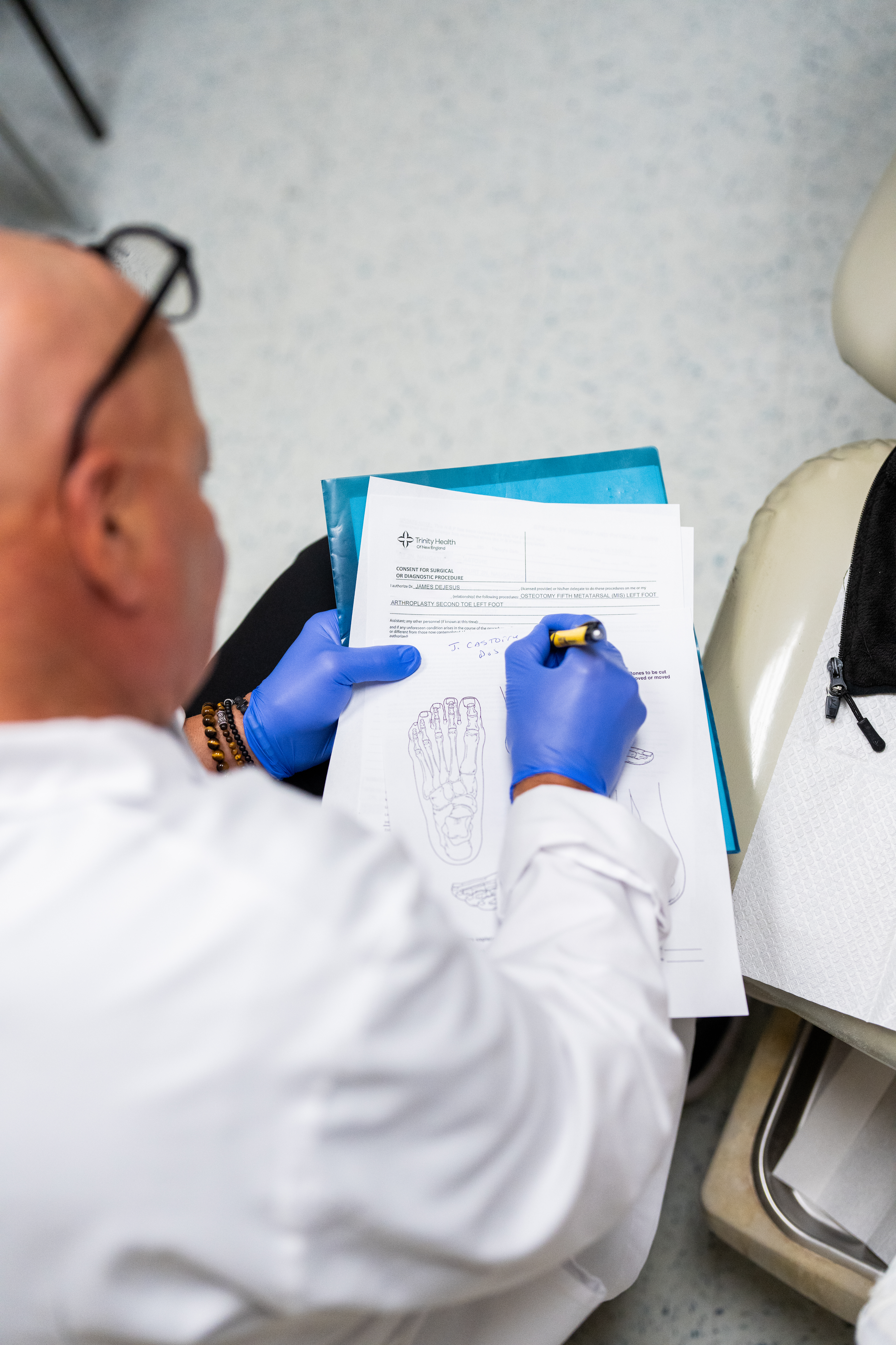 our CT foot doctor specialist in foot pain marking on the document the placement of the pain